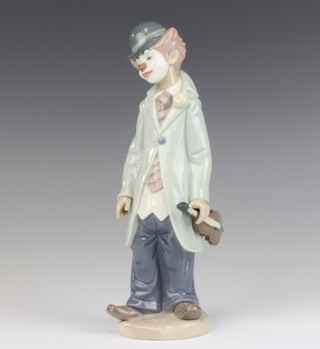 A Lladro figure of a clown holding a violin 5472, 22cm 