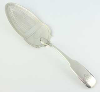 A George III pierced silver fish slice with fish decoration, 116 grams 