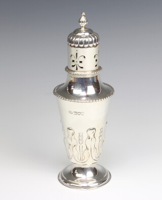 An Edwardian tapered silver shaker with fretwork decoration, London 1906, 20.5cm, 214 grams 