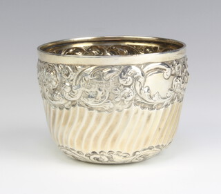 An Edwardian repousse silver bowl decorated with flowers, London 1900, 100 grams, 6.5cm 
