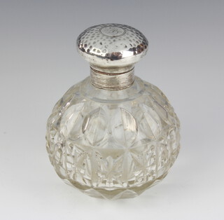 An Edwardian silver mounted spherical glass scent bottle London 1901, 12cm 