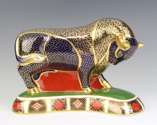 A Royal Crown Derby Imari pattern paperweight of a standing bull, no stopper, 13cm 