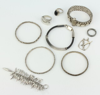 A silver chain link bracelet and minor silver jewellery, 203 grams