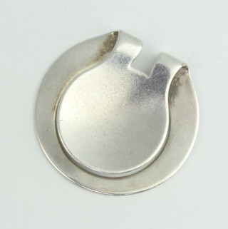 A stylish circular silver pendant 23 grams