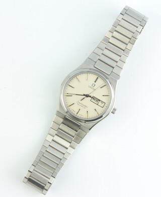 A gentleman's steel cased Omega Seamaster quartz calendar wristwatch on a steel bracelet with original box 