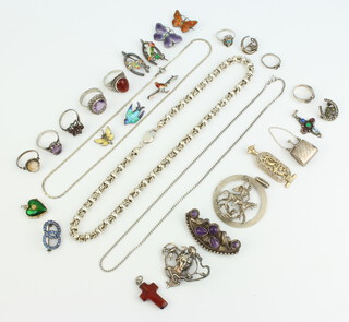 A quantity of silver jewellery 