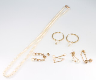 A cultured pearl necklace with a 9ct yellow gold clasp and minor pearl earrings 