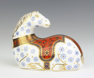 A Royal Crown Derby Imari pattern paperweight of a reclining horse with silver stopper, 9cm 