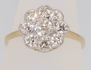 An 18ct yellow gold diamond cluster ring, approx. 1ct, size P 