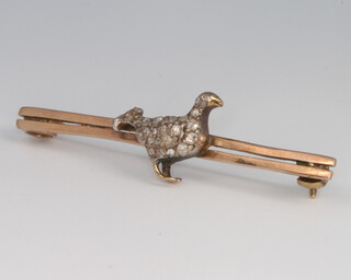 A yellow gold diamond set bar brooch in the form of a bird, 44mm 