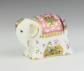 A Royal Crown Derby Imari pattern paperweight of a baby Indian elephant with gold stopper, 5cm 