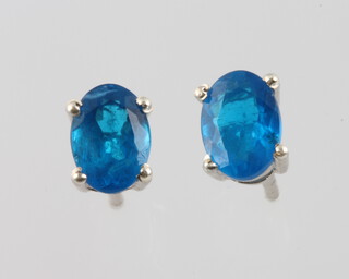 A pair of apatite studs 
