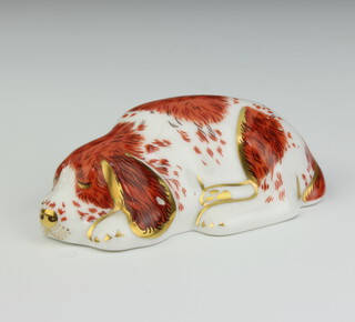 A Royal Crown Derby Imari pattern paperweight of a puppy with gold stopper, 3cm