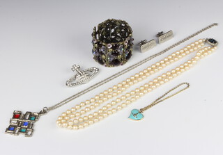 A double string of imitation pearls and minor costume jewellery 
