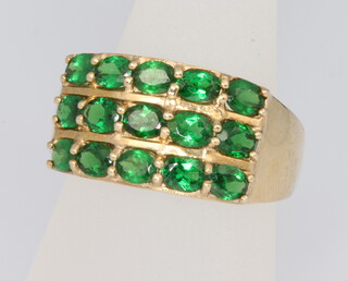 A gentleman's 9ct yellow gold green stone set ring, size Q, 6.1 grams