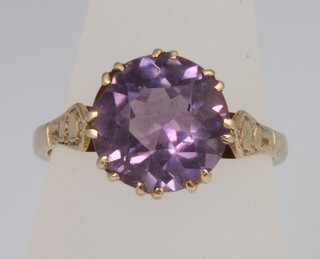 A 9ct yellow gold amethyst ring size M, 2.9 grams