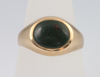 A gentleman's 9ct hardstone ring size M, 2.5 grams