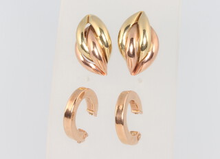 Two pairs of 9ct yellow gold earrings 4.5 grams
