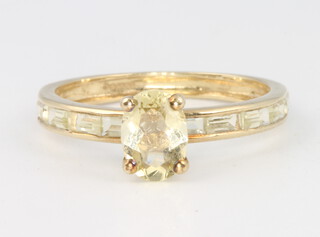 A 9ct yellow gold quartz ring size M, 1.4 grams