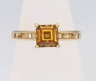 A 9ct yellow gold quartz dress ring, size M, 1.8 grams