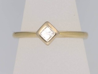 An 18ct yellow gold princess cut single stone diamond ring approx. 0.3ct, size J 1/2, 2.6 grams