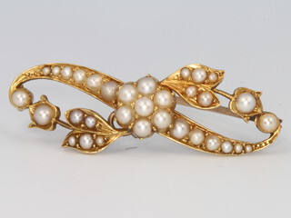 An 18ct yellow gold seed pearl floral bar brooch, 37mm, 5.1 grams