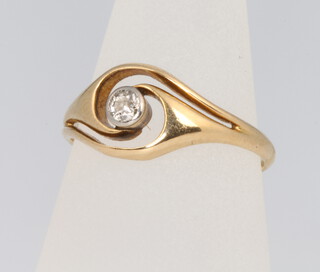 An 18ct yellow gold diamond whorl shaped ring, size M 1/2, approx. 0.15ct, 2.7 grams