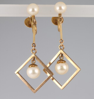A pair of 14ct yellow gold cultured pearl drop earrings 4.3 grams