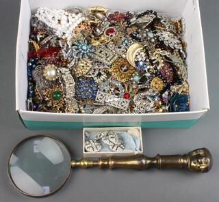 A large magnifying glass together with a quantity of vintage costume jewellery 