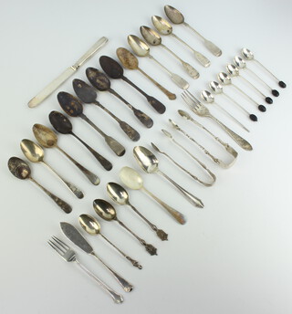 18 various silver teaspoons, silver butter knife, 2 silver forks, 2 pairs of silver sugar tongs, 6 bean end coffee spoons (1 minus bean) and a silver handled butter knife, weighable silver 429 grams 