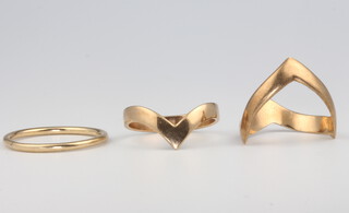 3 9ct yellow gold rings, size L, L and O, 4 grams