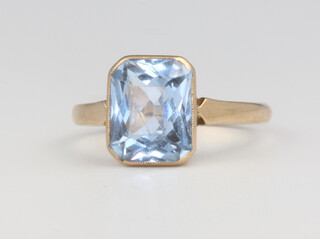 A 9ct yellow gold topaz ring, size M 