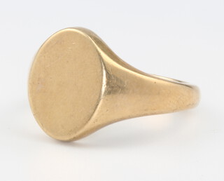 A gentleman's 9ct yellow gold signet ring size V, 12.9 grams