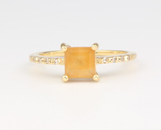 An 18ct yellow gold citrine and diamond ring, size O 1/2, 3.2 grams 