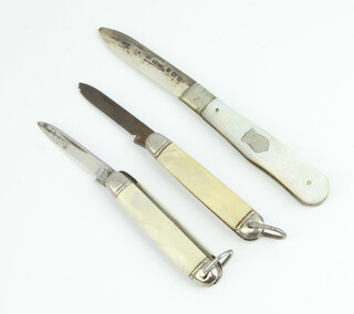A silver bladed folding fruit knife with mother of pearl grip, Birmingham 1912 together with 2 folding pocket knives by Richards of Sheffield (1 has a chip to the end of the blade) 