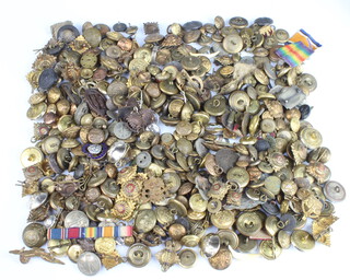 A quantity of buttons and military pips 