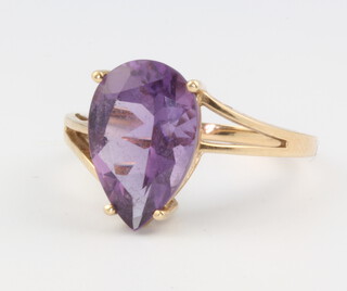 A 9ct yellow gold pear cut amethyst dress ring, size S, 3.7 grams