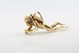 A 14ct yellow gold pendant in the form of a scuba diver, 8.6 grams