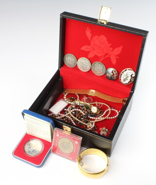A jewellery box containing a 1977 silver proof Silver Jubilee crown, 3 American silver dollars 1888, 1923 and a quantity of costume jewellery 
 