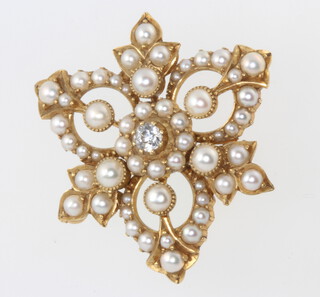 An Edwardian yellow gold diamond and pearl brooch/pendant 3cm, diamond approx. 0.3ct  