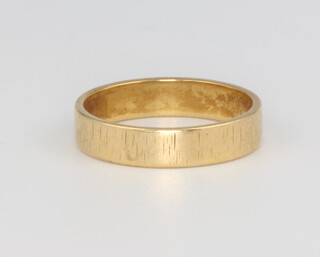 An 18ct yellow gold wedding band size K, 4 grams 