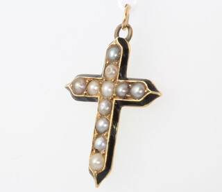 A 9ct yellow gold enamelled and seed pearl cross pendant 2.5 grams