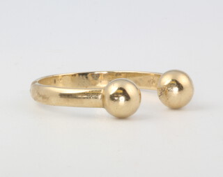 A 9ct yellow gold ring, size Q, 2.9 grams