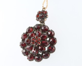 A 9ct yellow gold garnet pendant and chain 7.7 grams