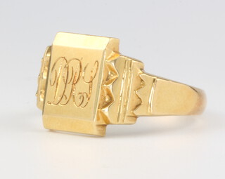 A gentleman's 18ct yellow gold signet ring with chased monogram 11.7 grams, size W