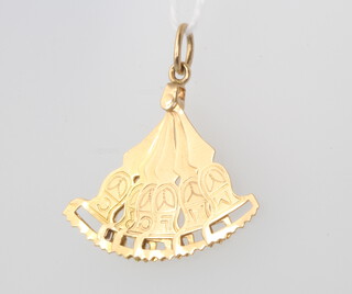 A 9ct yellow gold fan charm, 2 grams 