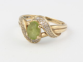 A 9ct yellow gold peridot ring size N 