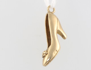 A 9ct yellow gold shoe charm 1.9 grams 