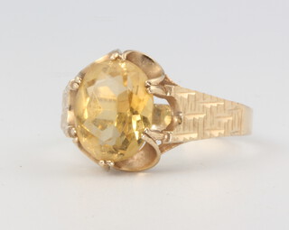 A 9ct yellow gold citrine ring, 2.5 grams, size N