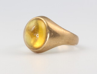 A 9ct yellow gold cabochon cut gem set ring, size J, 3.1 grams